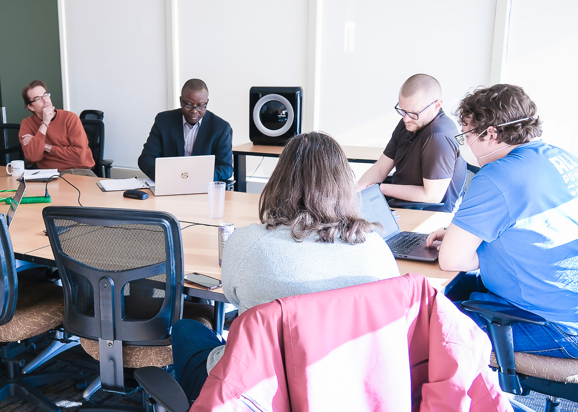 Help staff and students at Université de Hearst 